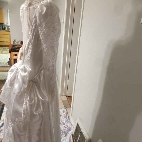 ✨ Majestic & Beautiful Bridal Gown | Adjustable Length | Size 8–10 ✨ - Picture 4 of 15